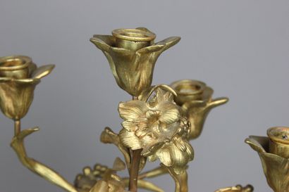 Paire de candélabres à cinq bras de lumières.
Bronze...