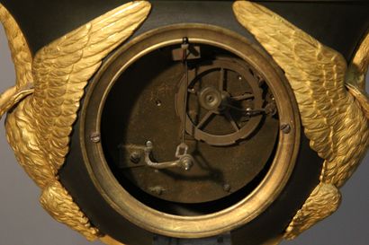Pendule dite à l'Amour en bronze à deux patines...