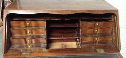Sloping desk with two sides in amaranth veneer...