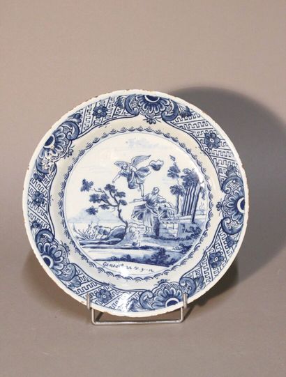 DELFT.
Plat en faïence bleue et blanche.
Décor...