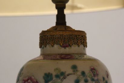 CHINE, Famille Rose.
Vase balustre en porcelaine...