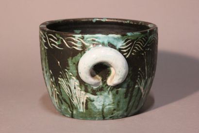 Cover-pot with two handles in glazed ceramic.
Incised...