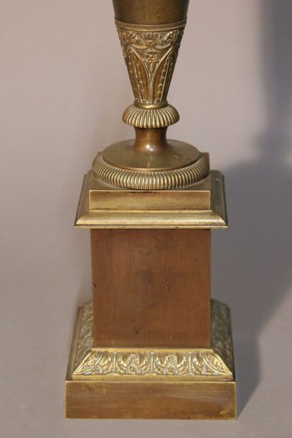 Paire de vases fuseaux en bronze patiné.
Ils...