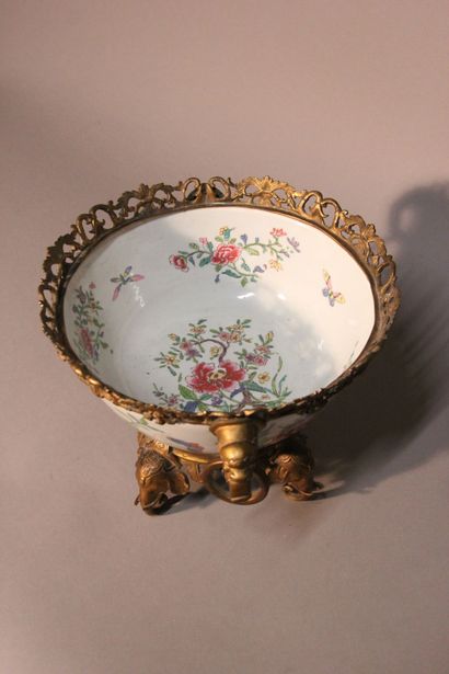 CHINE
Importante coupe montée en porcelaine...
