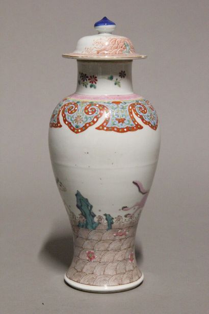 CHINE.
Pot couvert en porcelaine polychrome.
Décor...
