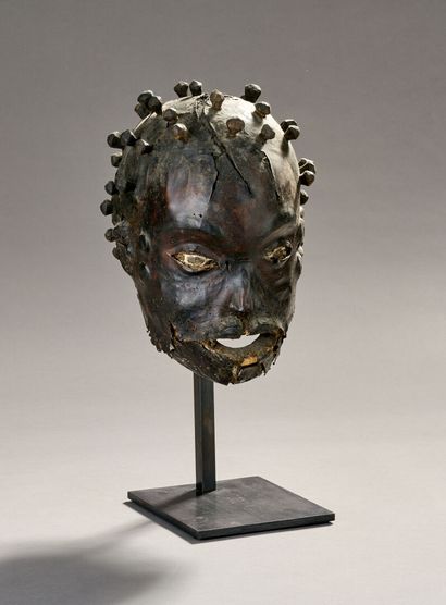 EKOI, Nigeria.
Masque en bois recouvert de...