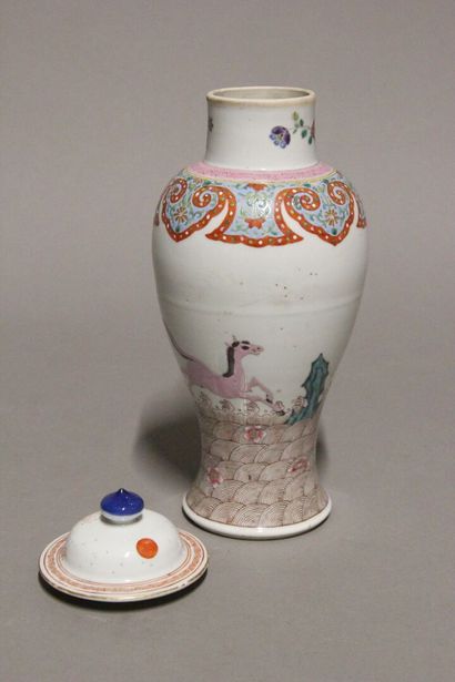 CHINE.
Pot couvert en porcelaine polychrome.
Décor...
