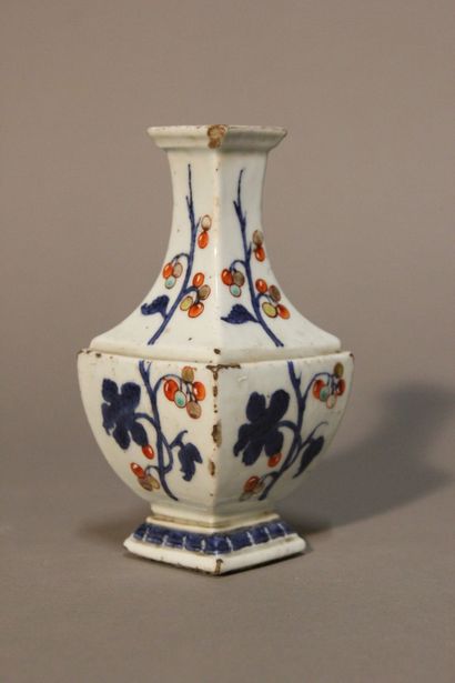 CHINE. 
Paire de vases de forme carrée en...