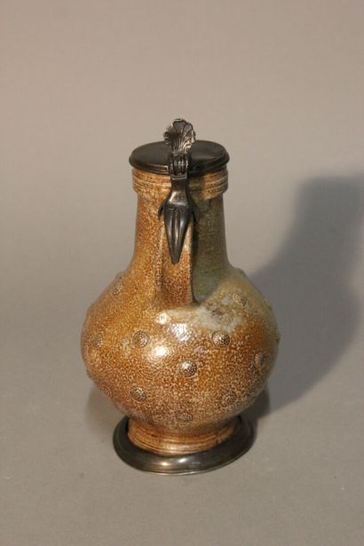 FRECHEN.
Pichet en grès émaillé. 
Décor d'une...