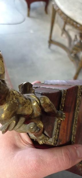 Cartel d'alcôve et sa console de forme violonée...