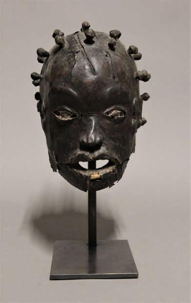 EKOI, Nigeria.
Masque en bois recouvert de...