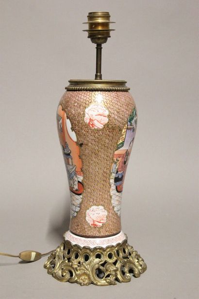 CHINE.
Vase monté en lampe en porcelaine...