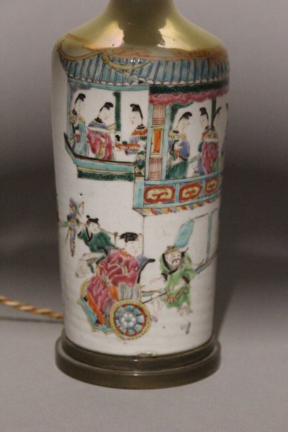 CHINE.
Vase bouteille en porcelaine polychrome.
Décor...