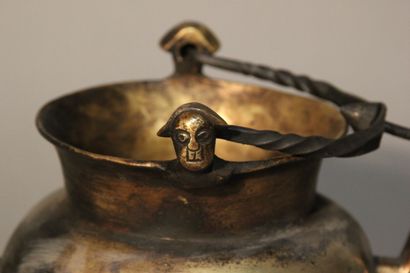 Puisette en bronze patiné.
Comporte deux...