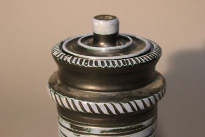 Covered pot in glazed ceramic.
Decorated...