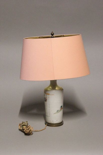 CHINE.
Vase bouteille en porcelaine polychrome.
Décor...