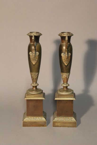 Paire de vases fuseaux en bronze patiné.
Ils...