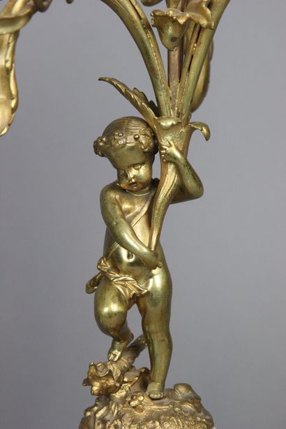 Paire de candélabres à cinq bras de lumières.
Bronze...