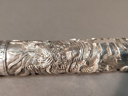 CHINE.
Manche d'ombrelle en argent.
Décor...