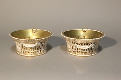 Paire de coupes en porcelaine blanche et...