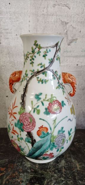 CHINE.
Vase en porcelaine polychrome.
Décor...