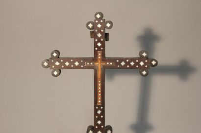 Importante croix en bois naturel à décor...