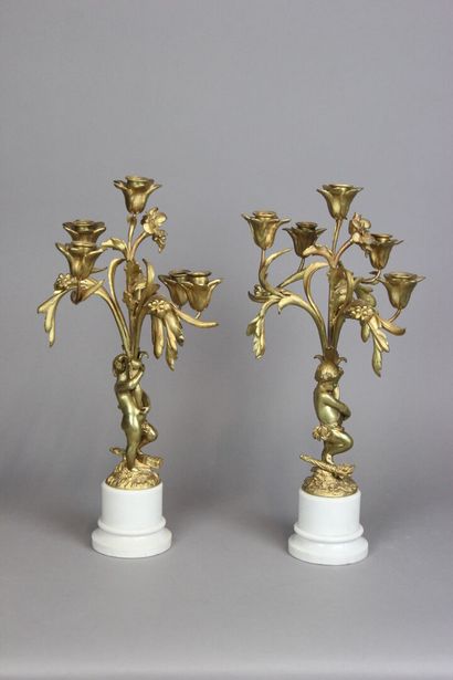 Paire de candélabres à cinq bras de lumières.
Bronze...