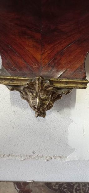 Cartel d'alcôve et sa console de forme violonée...