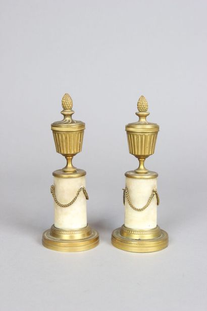 Paire de cassolettes en bronze doré et ciselé...