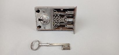 Serrure et sa clé en fer forgé à trois pennes.
La...