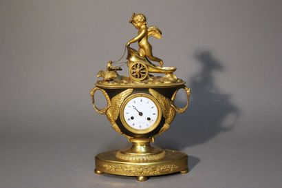 Pendule dite à l'Amour en bronze à deux patines...