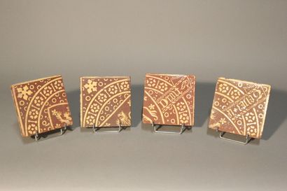 Quatre carreaux en céramique émaillée formant...
