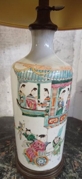 CHINE.
Vase bouteille en porcelaine polychrome.
Décor...