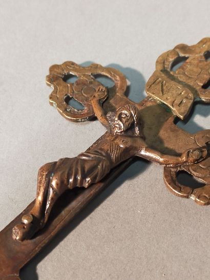 Croix en pendentif en bronze patiné.
Décor...