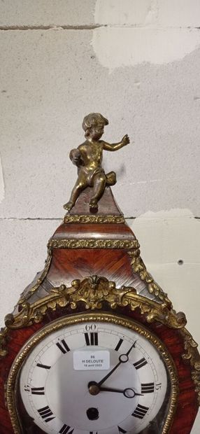 Cartel d'alcôve et sa console de forme violonée...