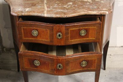 Commode sauteuse galbée toutes faces en placage...