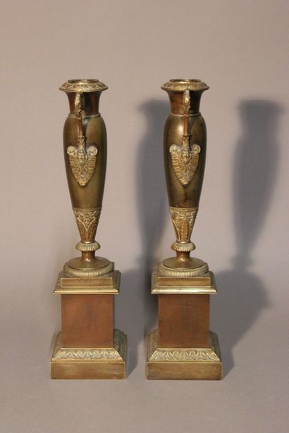 Paire de vases fuseaux en bronze patiné.
Ils...
