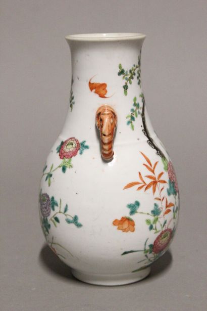 CHINE.
Vase en porcelaine polychrome.
Décor...