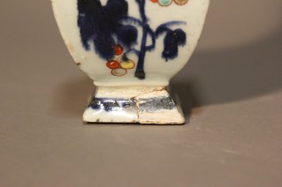 CHINE. 
Paire de vases de forme carrée en...
