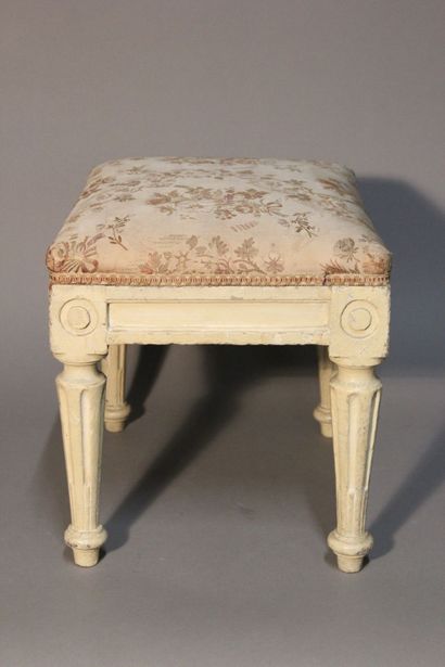 Stool of foot in wood rechampi.
Pose on four...