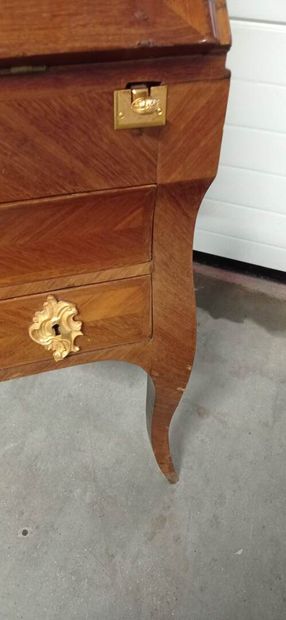 Sloping desk with two sides in amaranth veneer...