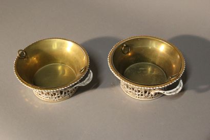 Paire de coupes en porcelaine blanche et...