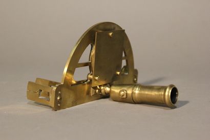Graphomètre en bronze doré gradué.
Boussole...