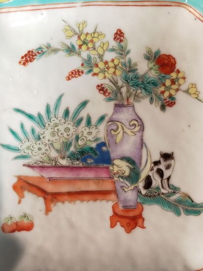 CHINE.
Petite coupe de forme polylobée en...