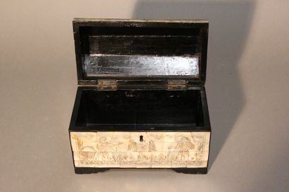 Coffret à couvercle galbé.
Décor toutes faces...