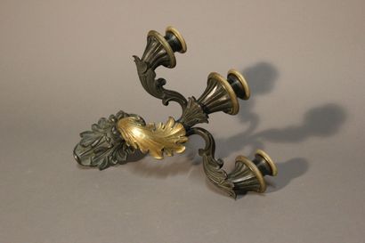 Paire d'appliques en bronze à trois bras...