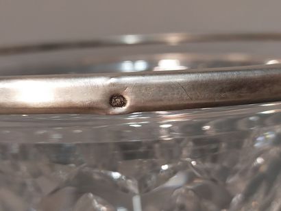 Coupe en cristal taillé.
Décor de motifs...