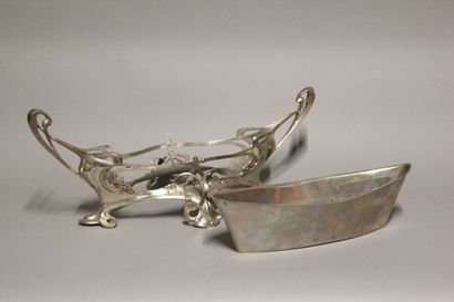 Grande coupe ou jardinière en bronze argenté...