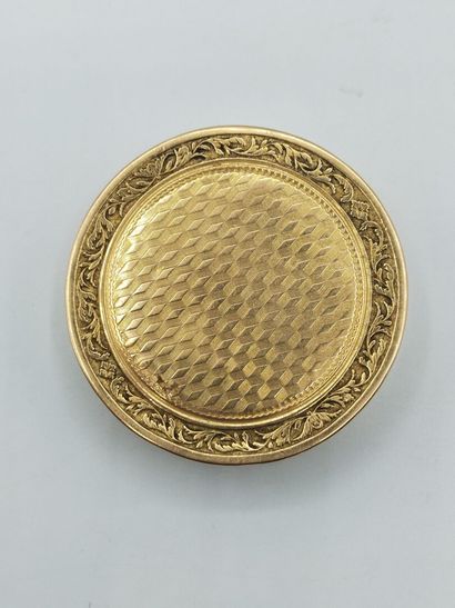 Circular yellow gold box of the XIXth century.
Decorated...