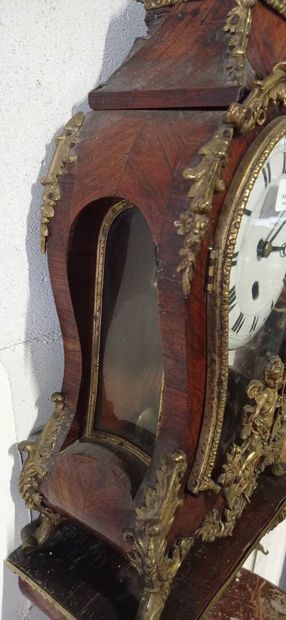 Cartel d'alcôve et sa console de forme violonée...